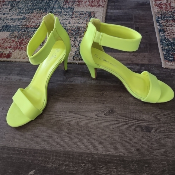 Shoes - Picture 3 of 4